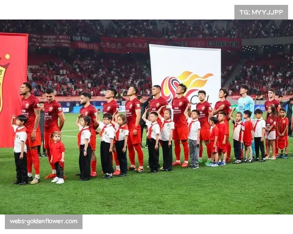 场边球童快速发球配合，比赛节奏保持重要性